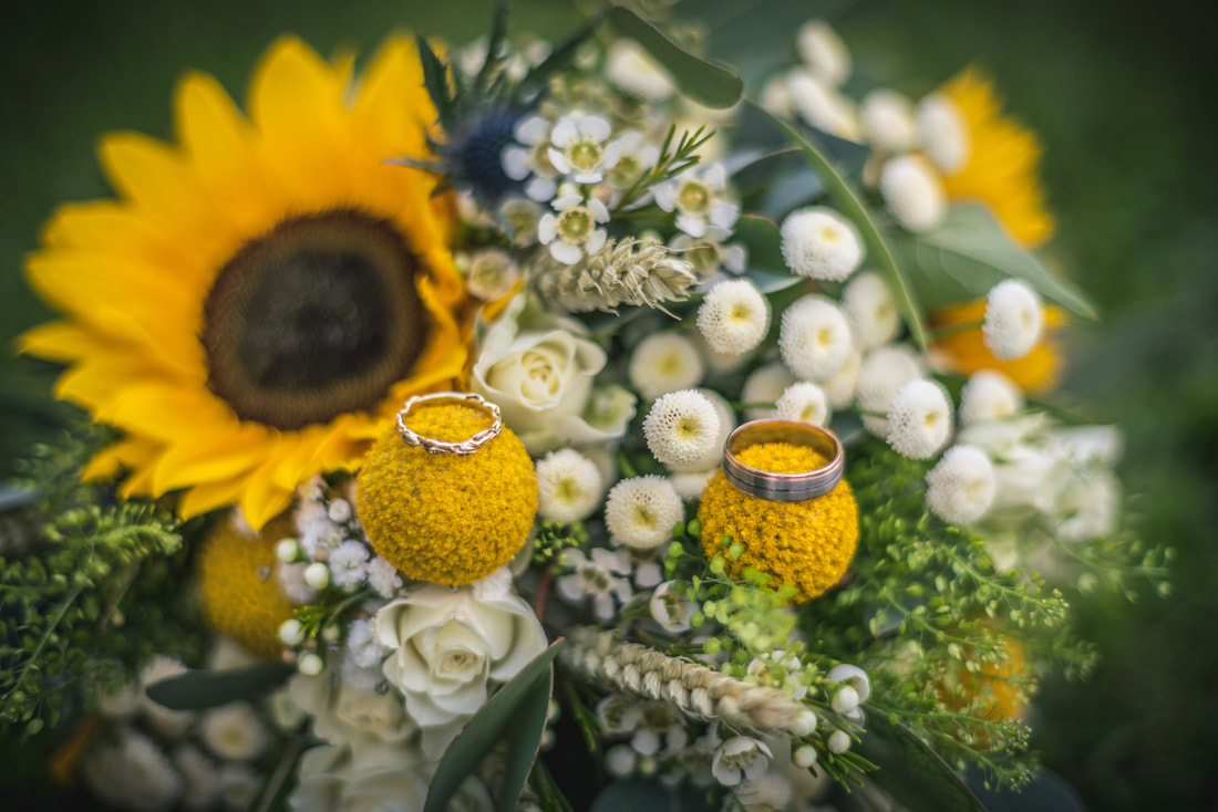 lee hawley photography chelternham gloucestershire wedding photographer flowers