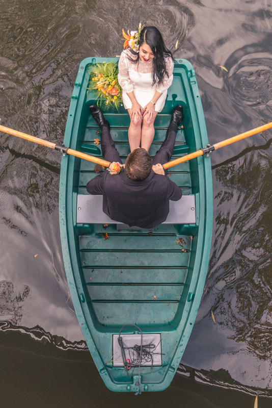 lee-hawley-photography-katelyn-karl-boat-flowers-wedding-photography-photographer-gloucestershire-natural-cadid-creative-pitville-park-lake-town-hall-no38-cheltenham2_1_orig